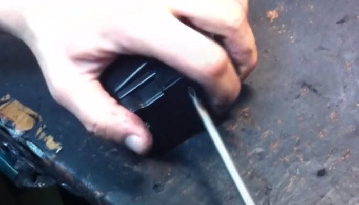 Фото 24. Засыпаем тонер в картридж, периодически встряхивая емкость с тонером, чтобы разрыхлить порошок. Так он будет лучше засыпаться в отверстие картриджа