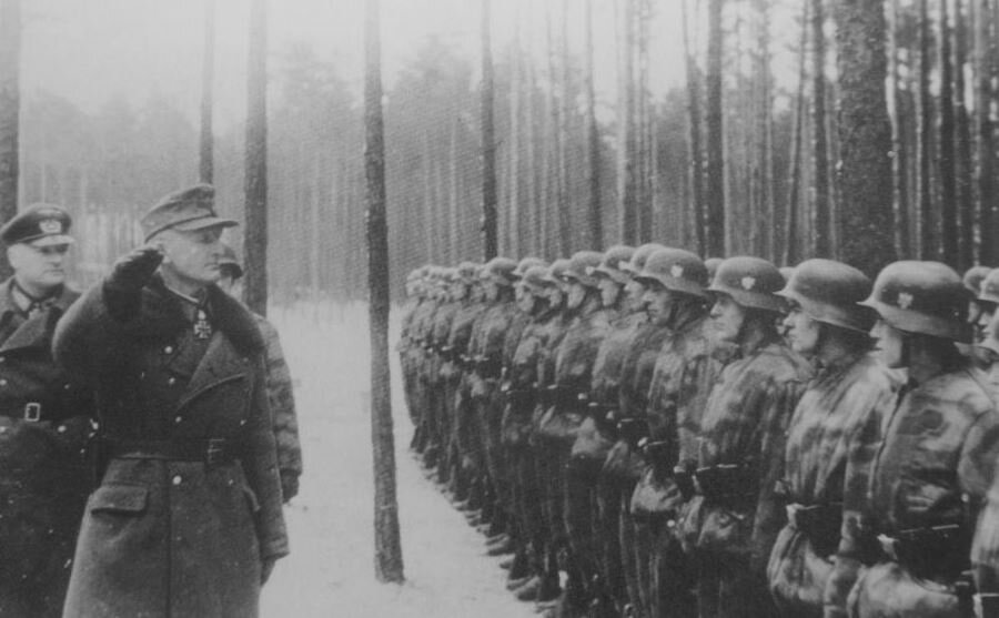 Комендант Мемеля генерал пехоты Ганс Гольник обходит строй солдат дивизии «Великая Германия». (Panzer-Grenadier-Division Großdeutschland) в блокированном с суши Мемеле 1944 год.