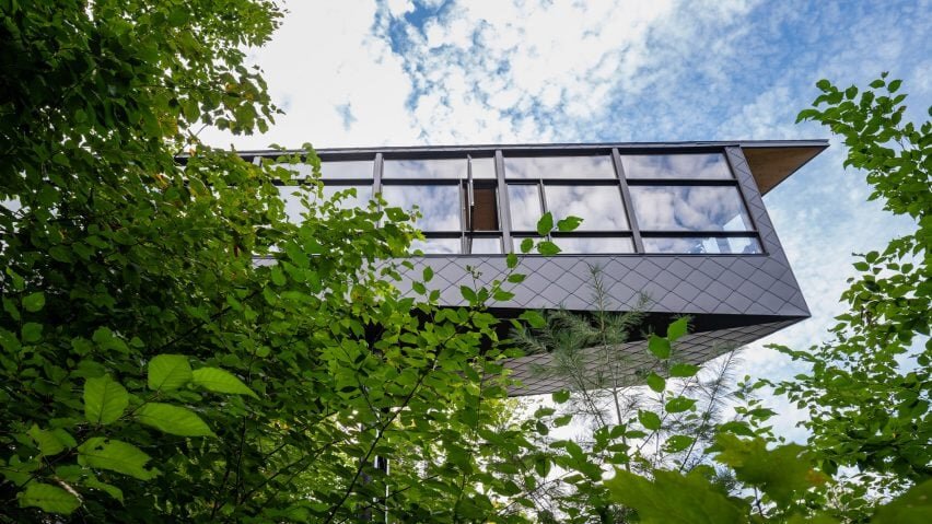 Источник изображения - https://static.dezeen.com/uploads/2022/05/more-cabin-kariouk-architects-cantilevers-canada-hero-852x479.jpg