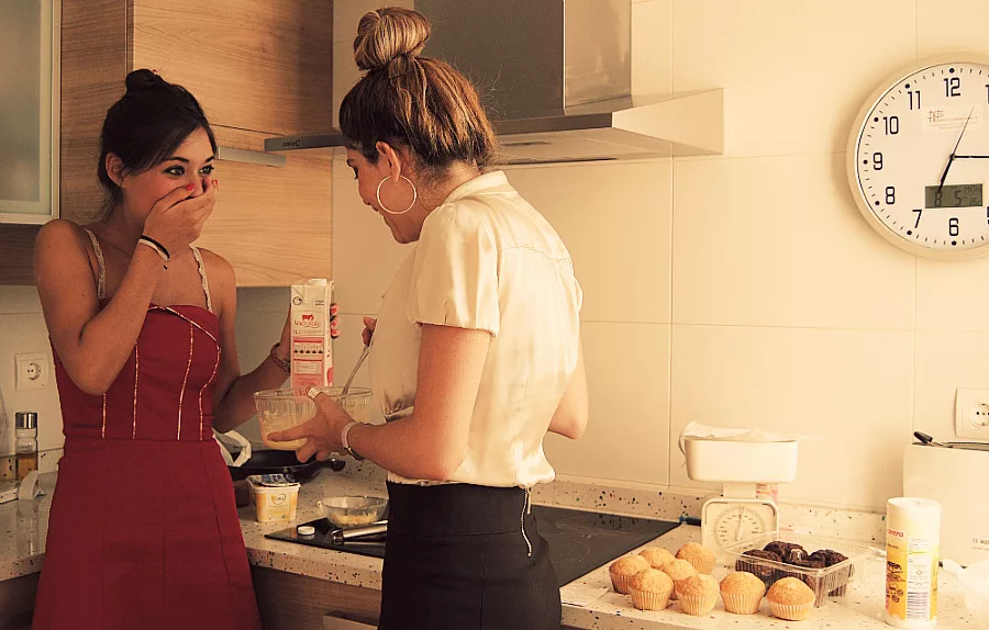 Девушка приходи. Подруги на кухне. Фотосессия подруг на кухне. Девушки на кухне болтают. Две подруги на кухне.