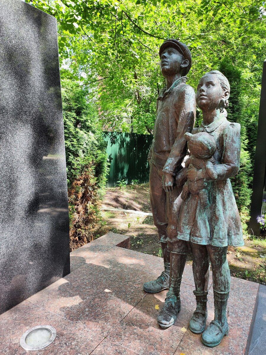 Памятник «Дети и журавли» («Вечная слава героям 1941-1945 гг.»). Источник — dzen.ru/pa_myatnik