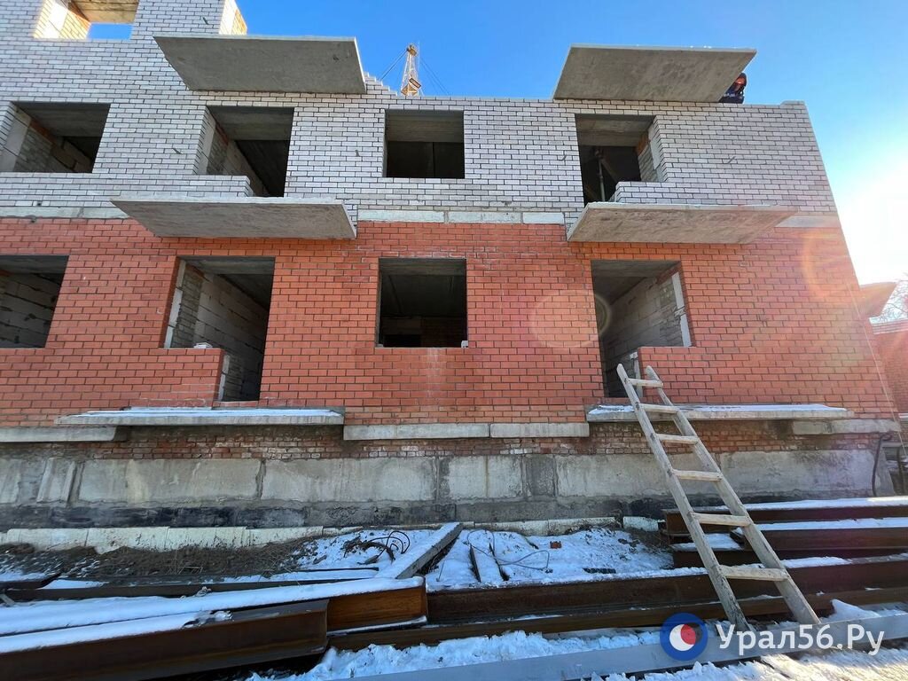    На проспекте Ленина в Орске начали возводить третий этаж нового многоквартирного дома. Здесь будет 117 жилых помещений