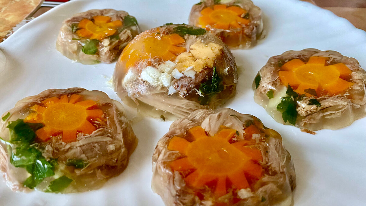 Сварить вкусно холодец из свиных ножек