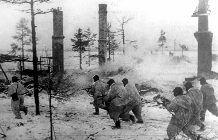 Советские бойцы наступают в ходе операции «Искра» // Абрам Соркин / encyclopedia.mil.ru