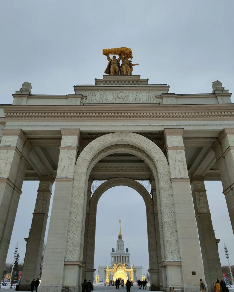 Вид на павильон "Центральный" через арку Главного входа.