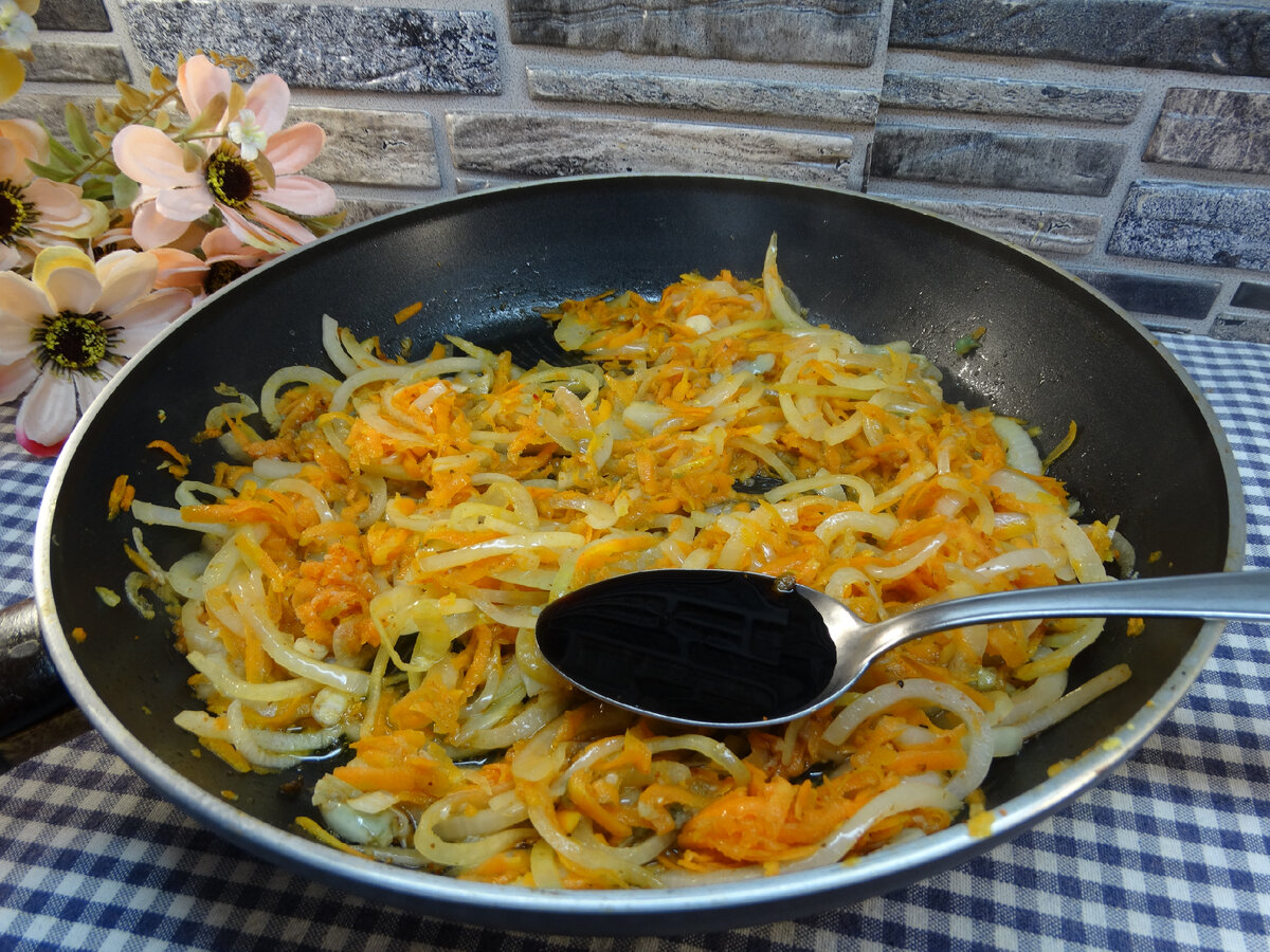 Салат из куриных желудков с маринованным луком и морской капустой