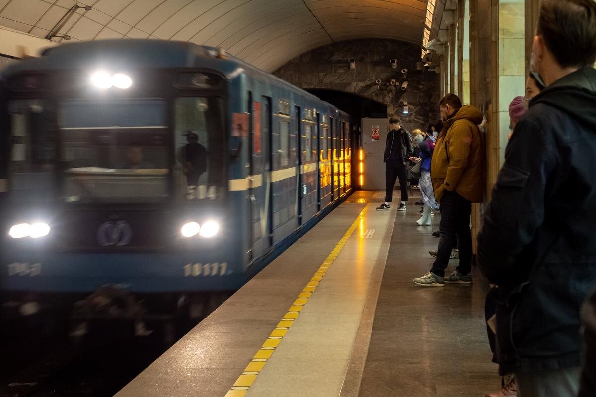 Пассажиры санкт петербург. Метро Питер поезда. Синий поезд метро. Станция метро рельсы. Поезд метро на платформе.