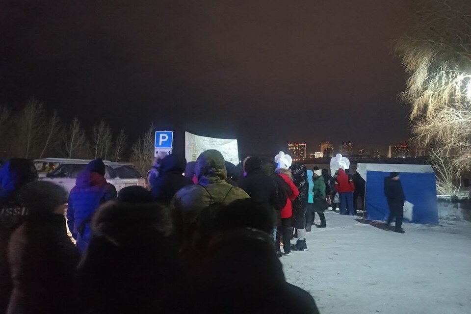     Новосибирцы выстроились в огромные очереди к купелям. Никита МАНЬКО