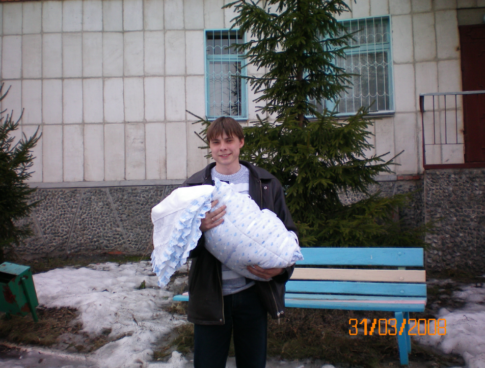 на этом фото я забираю первого ребенка из роддома