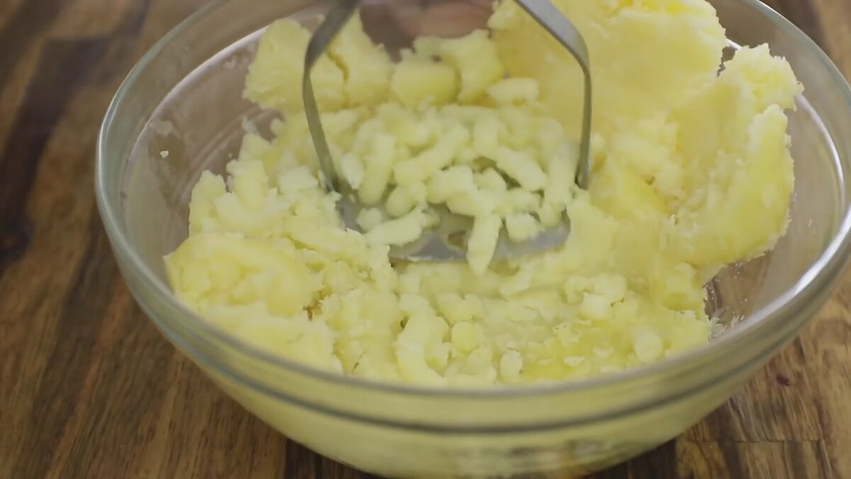  Узнайте, как приготовить сырные шарики с начинкой из картофельного пюре. Легкая в приготовлении, хрустящая и сырная закуска. Ингредиенты: Для нанесения покрытия: Способ приготовления. 1.-2