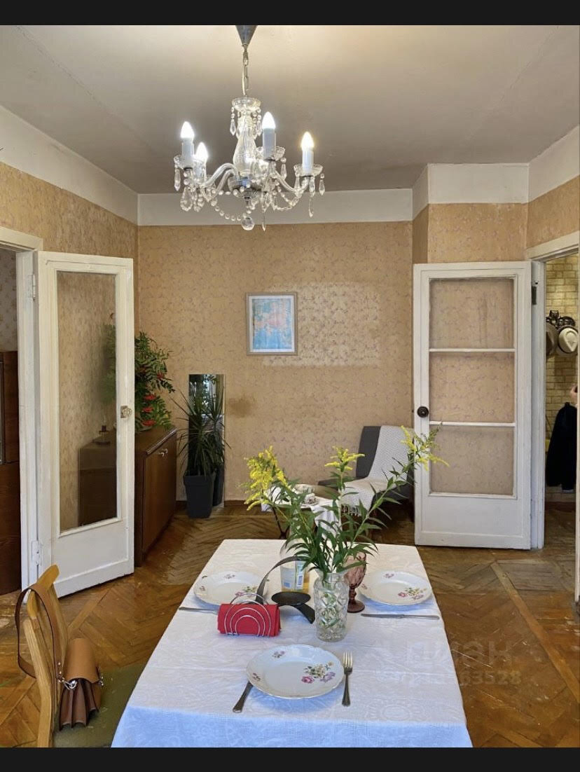 фото в сайте Циан, внимание к деталям: накрытый стол, цветы