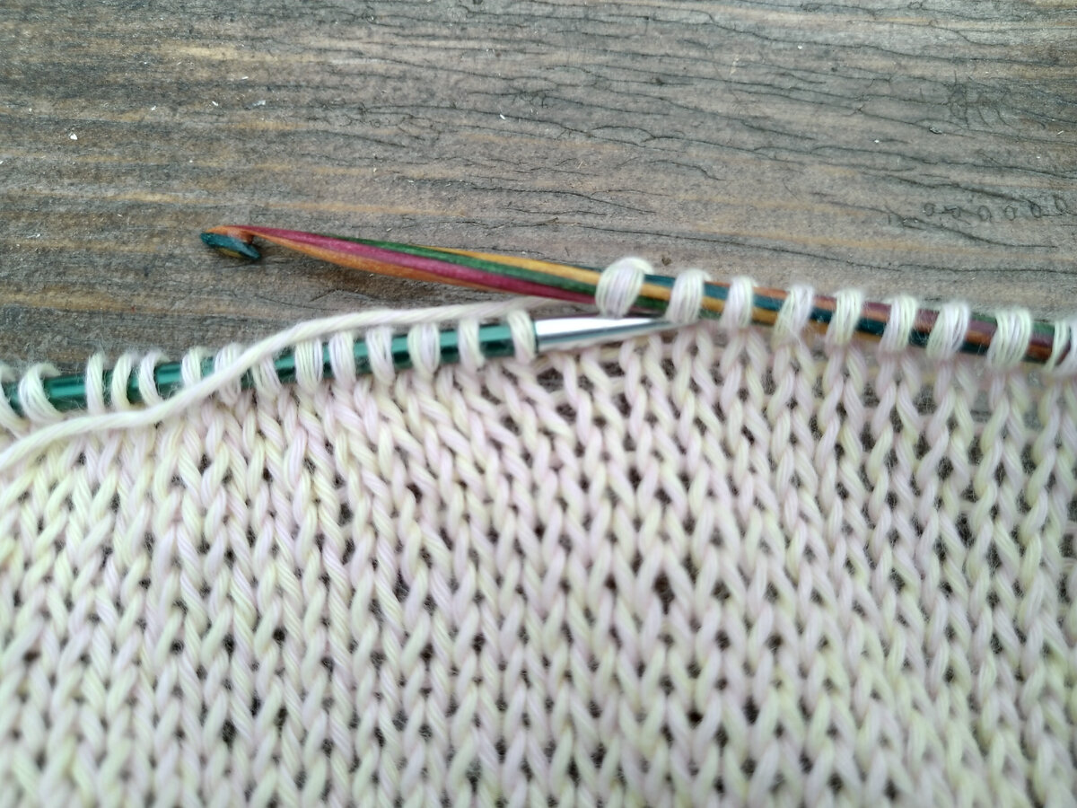 Петли, конечно, гуляют, как придётся.