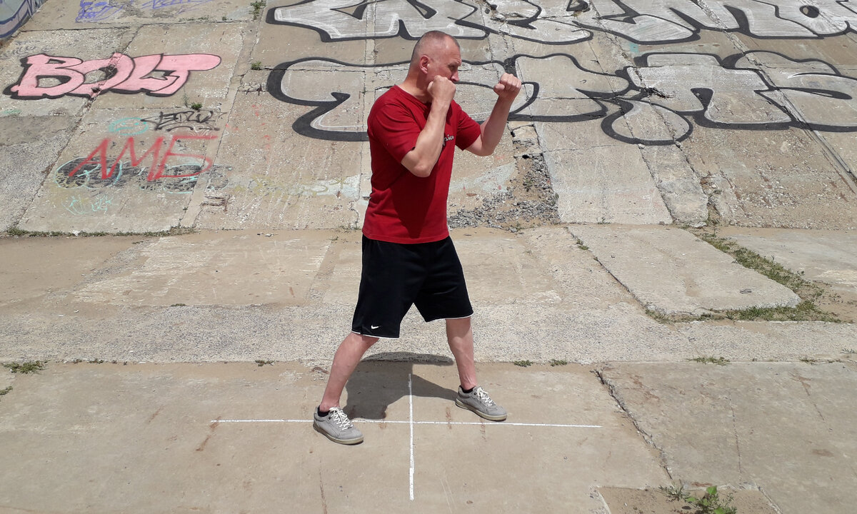 Отрабатываю боевую стойку, используя разметку из книг Валерия Щитова.