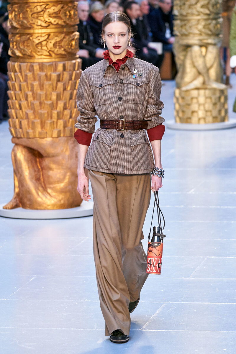 Фото-материалы взяты с источника https://vogue.ua/article/fashion/tendencii/samye-modnye-bryuki-sezona-osen-zima-2020-2021.html