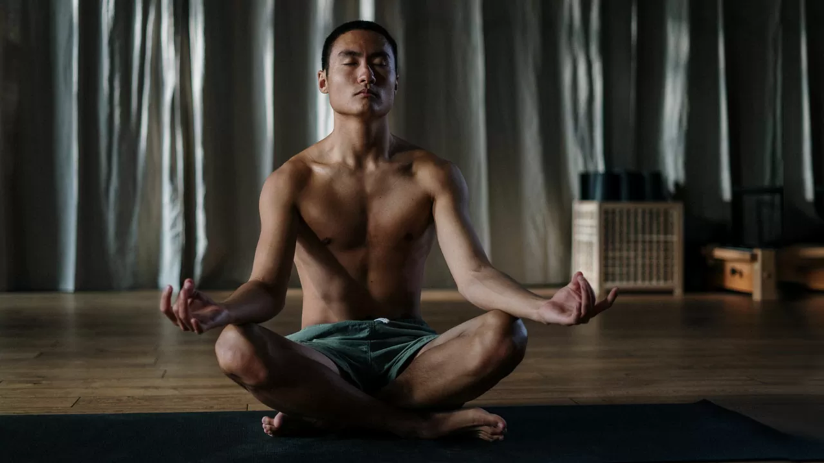 Держите спину ровно. Расслабьте шею и плечи. Убедитесь в отсутствии внешних и внутренних раздражителей. Допустимом уровне шума с улицы, температуре воздуха, возможности оставаться неподвижным без ощущения дискомфорта.