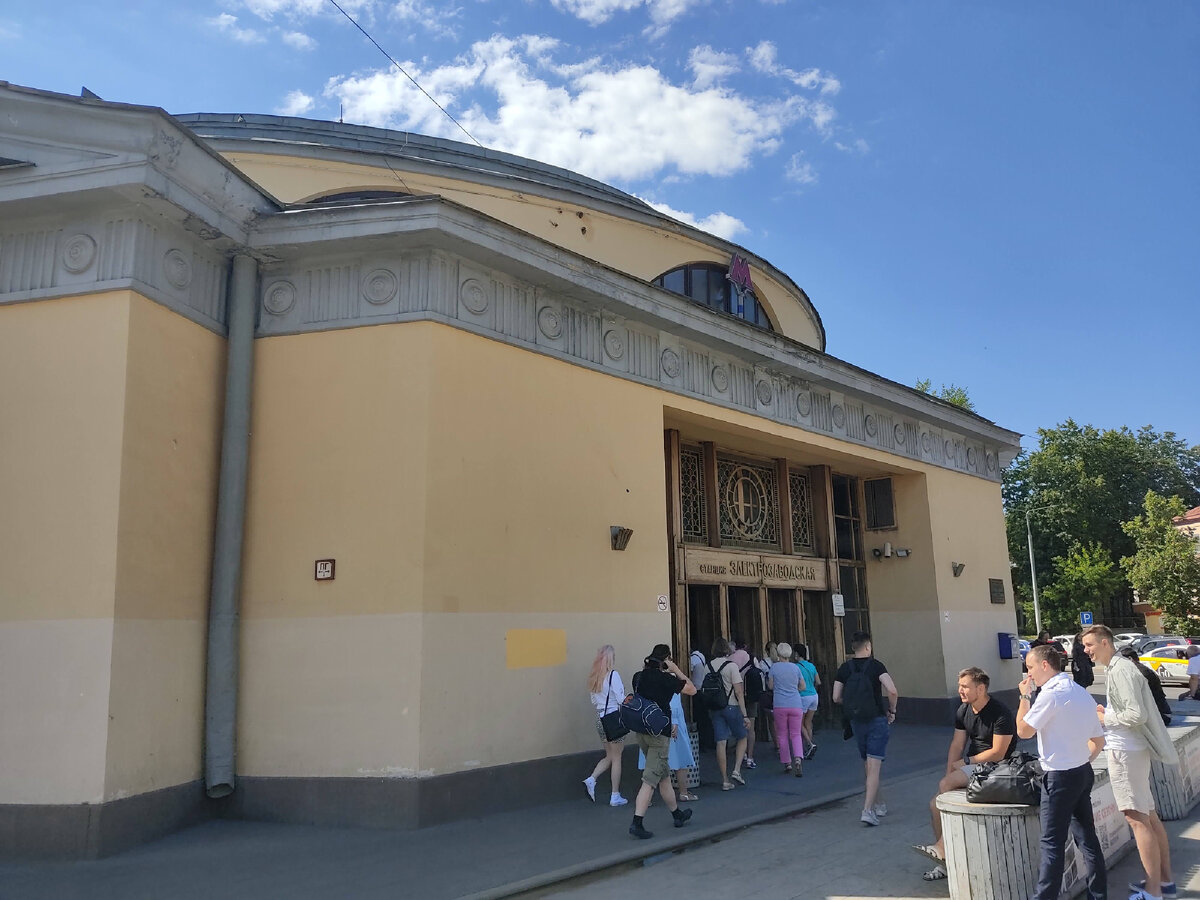 Снаружи - ничего особенного. Классика жанра.