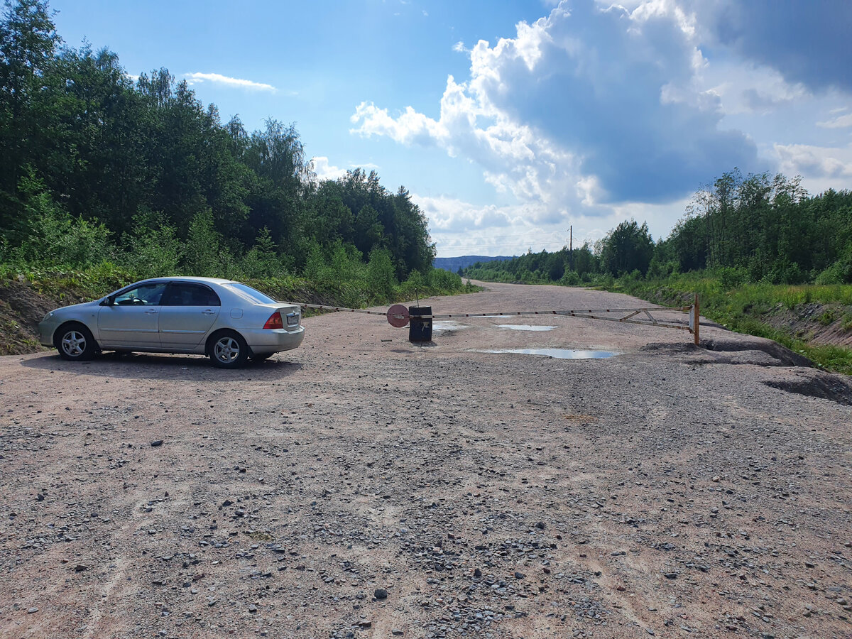 Запарковать авто можно в точке 60.997315, 29.040539. Хотя совсем недавно, примерно до мая 2021, можно было проехать в сам карьер, но теперь тут шлагбаум.