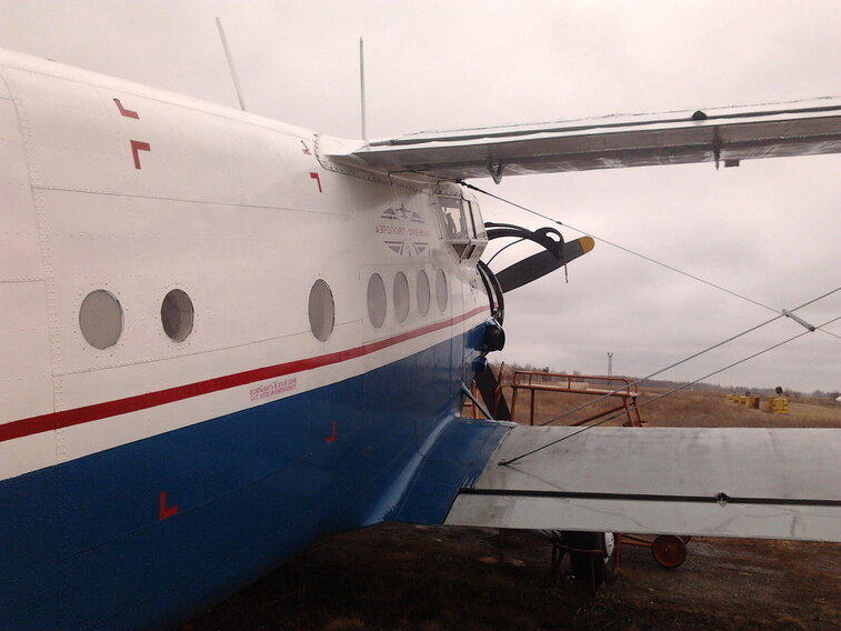 Фото от автора. Пассажирский вариант самолёта Ан-2 (слева можете заметить дополнительные маленькие иллюминаторы - там когда-то был туалет).