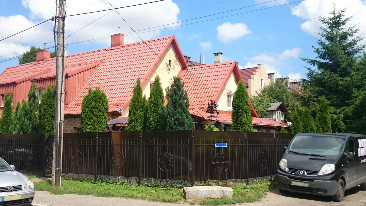 В этом дворе меня привлек кораблик. Это не флюгер, конечно. Я не знаю его назначение. Может просто хозяину понравился, как и мне...