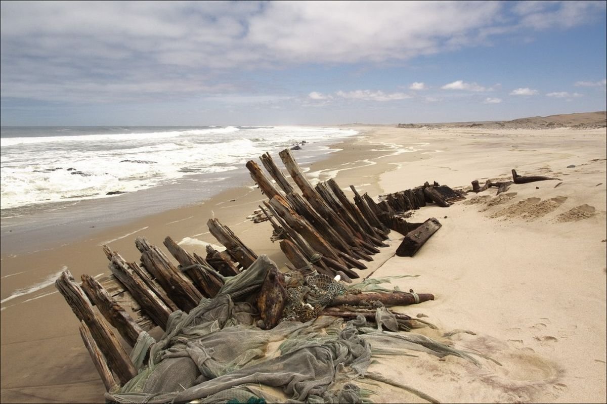 Гибло это. Намибия берег скелетов (Skeleton Coast). Национальный парк берег скелетов в Африке. Парк берег скелетов Намибия. Пляж скелетов Намибия.