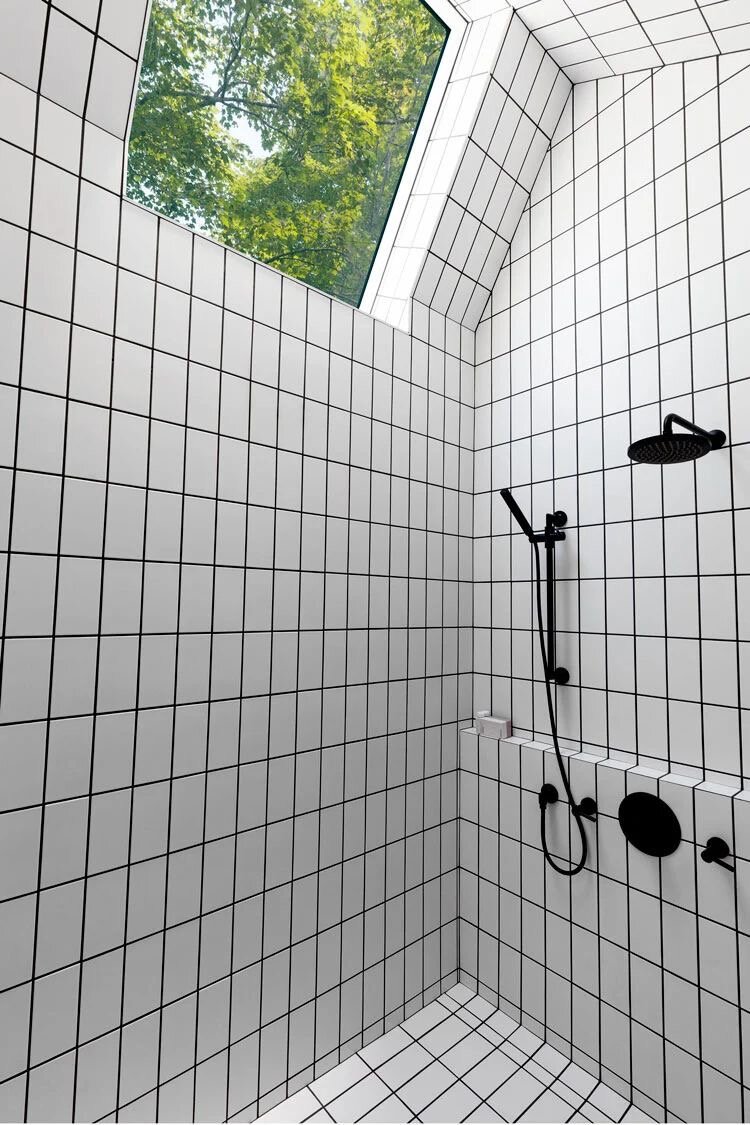 Белая плитка с черной затиркой в ванной фото в интерьере