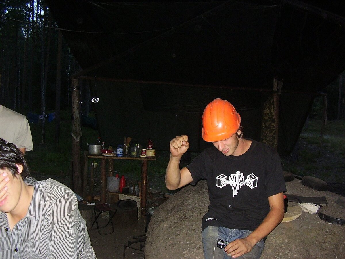 Снова каска