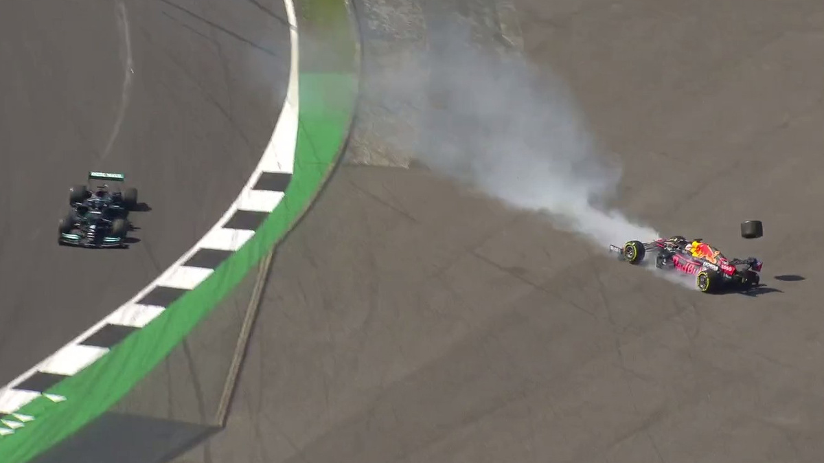 "Рухнули надежды, потеряны мечты. Виноваты оба: ты и снова ты". Столкновение Хэмилтона и Ферстаппена, фото взято из открытых источников