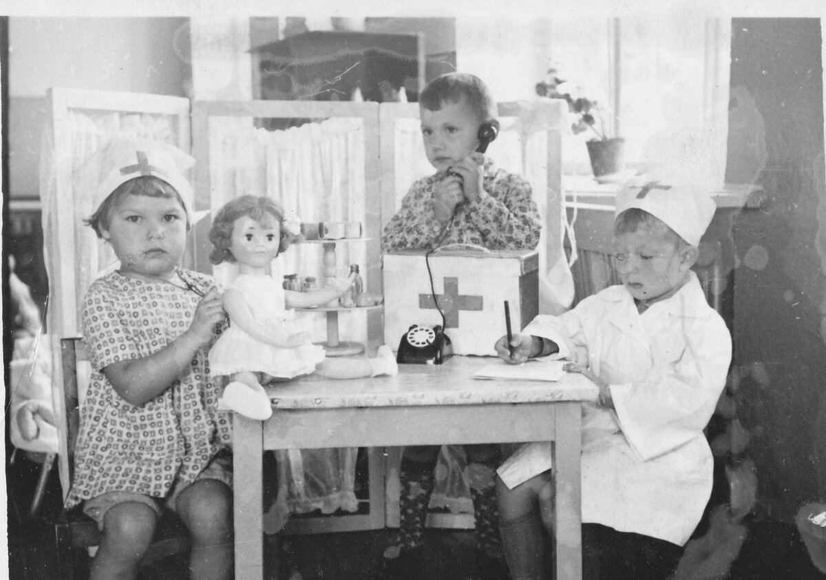 Дети играют в больницу, детский сад г. Омск, 1969 год.