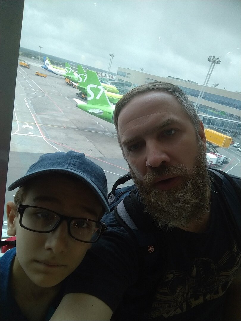 ну куда же без селфи на фоне самолётов.