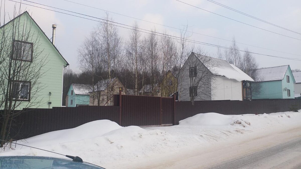 Вот такие разноцветные домики, даже уже сайдингом обделаны.