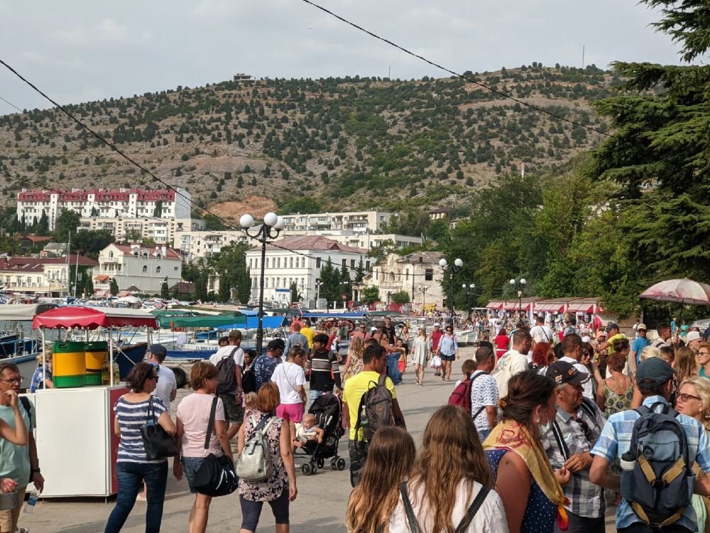 Туристы на набережной Назукина в Балаклаве. Источник: t.me/myKrim