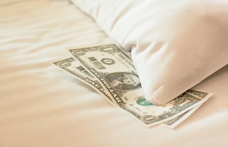 Пара долларов - обычный размер чаевых