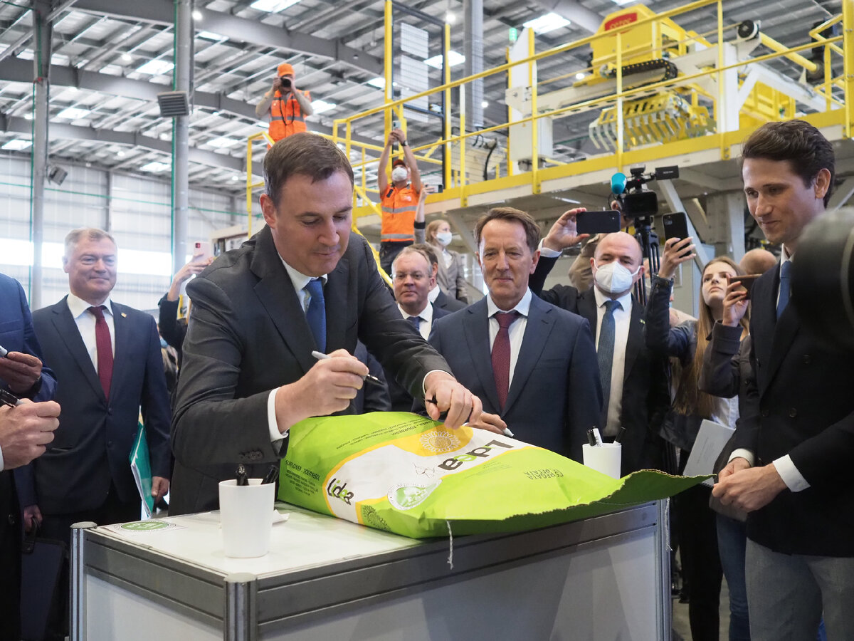 Патрушев пожелал удачи компании. Семена "локализованы" в России, здесь же будет развиваться научное-исследовательское направление Lidea. 