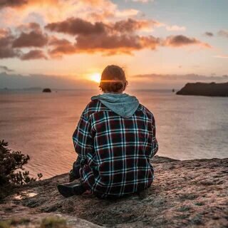 Первый вопрос. Кто такой человек? 

Кто же такой человек? 

Раб Божий? 

Потомок обезьян? 

Вирус с космоса? 

А может люди понимают это  вопрос слишком банально. Может человек это тот кто умеет мыслит. Не больше не меньше. Ведь строения у всех нас разные, мысли и ценности разные. И только одно нас связывает способность мыслить. 

Ведь даже вести войну и хранить сородичей мы научились у животных. Это первый вопрос на который каждый должен ответить себе, "Кто же такой человек?"