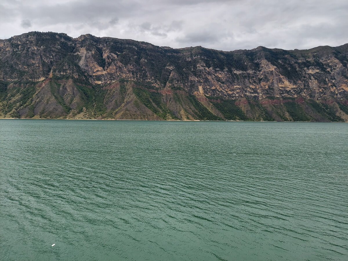 Бирюзовая вода дагестанского водохранилища.