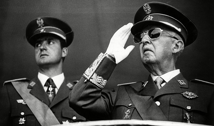 Свадебный шик по самозванчески: венчание в Исаакиевском соборе и Преображенский полк в качестве почетного караула.4