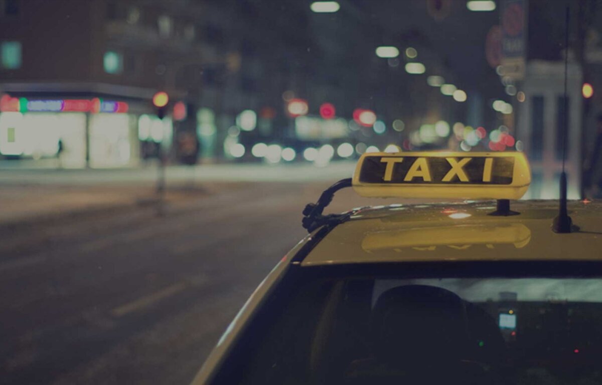 Такси буда. Фото в такси ночью. Улицы ночное такси. Фото из такси ночью. Такси снег красиво.