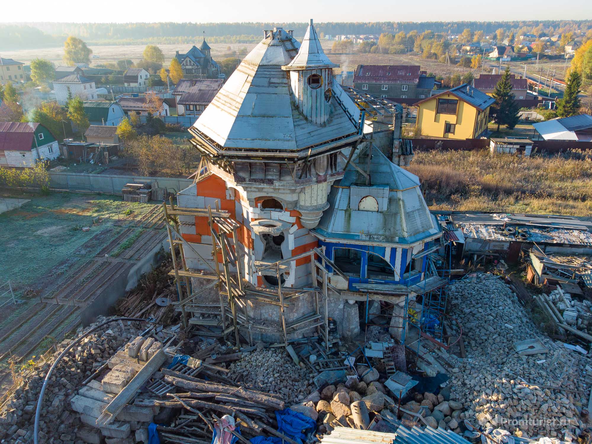 Самый ужасный дом-замок в Подмосковье. Хотели жить как в сказке, но деньги на стройку закончились ???7