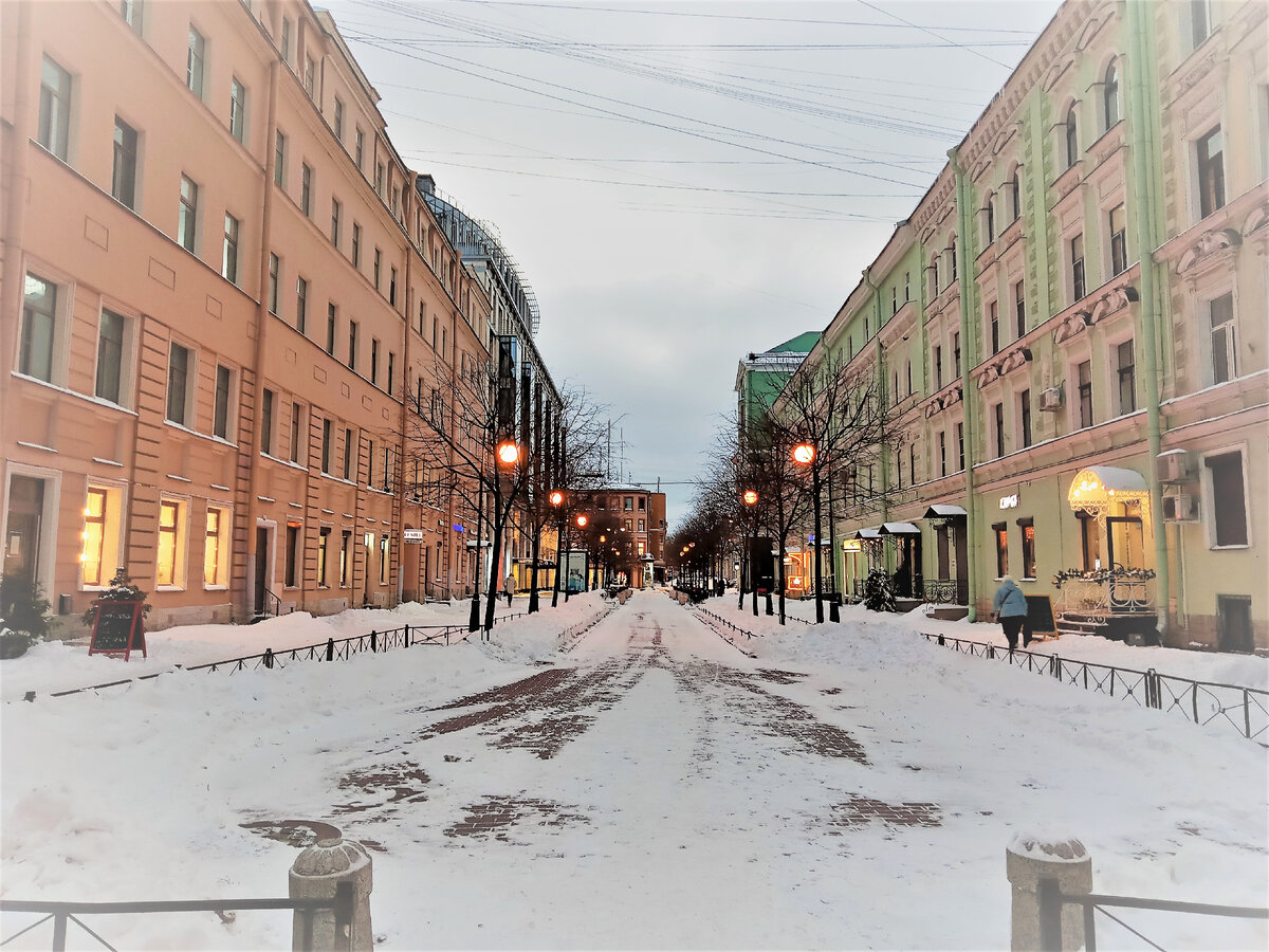 Снег скидали на тротуары. Фото автора