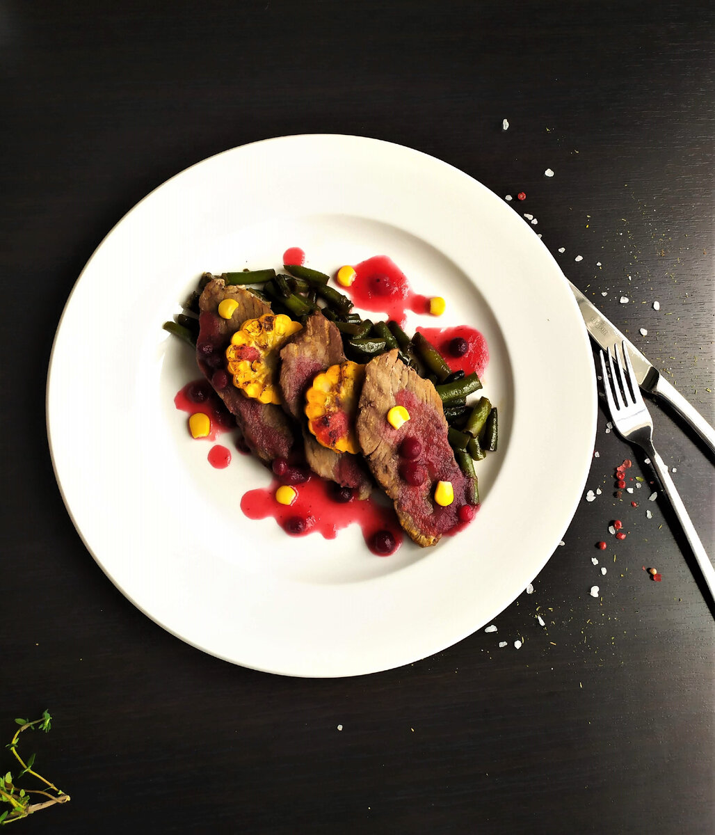 Кстати, вот фото той самой говядины! Она тает во рту благодаря технологии сю-вид 