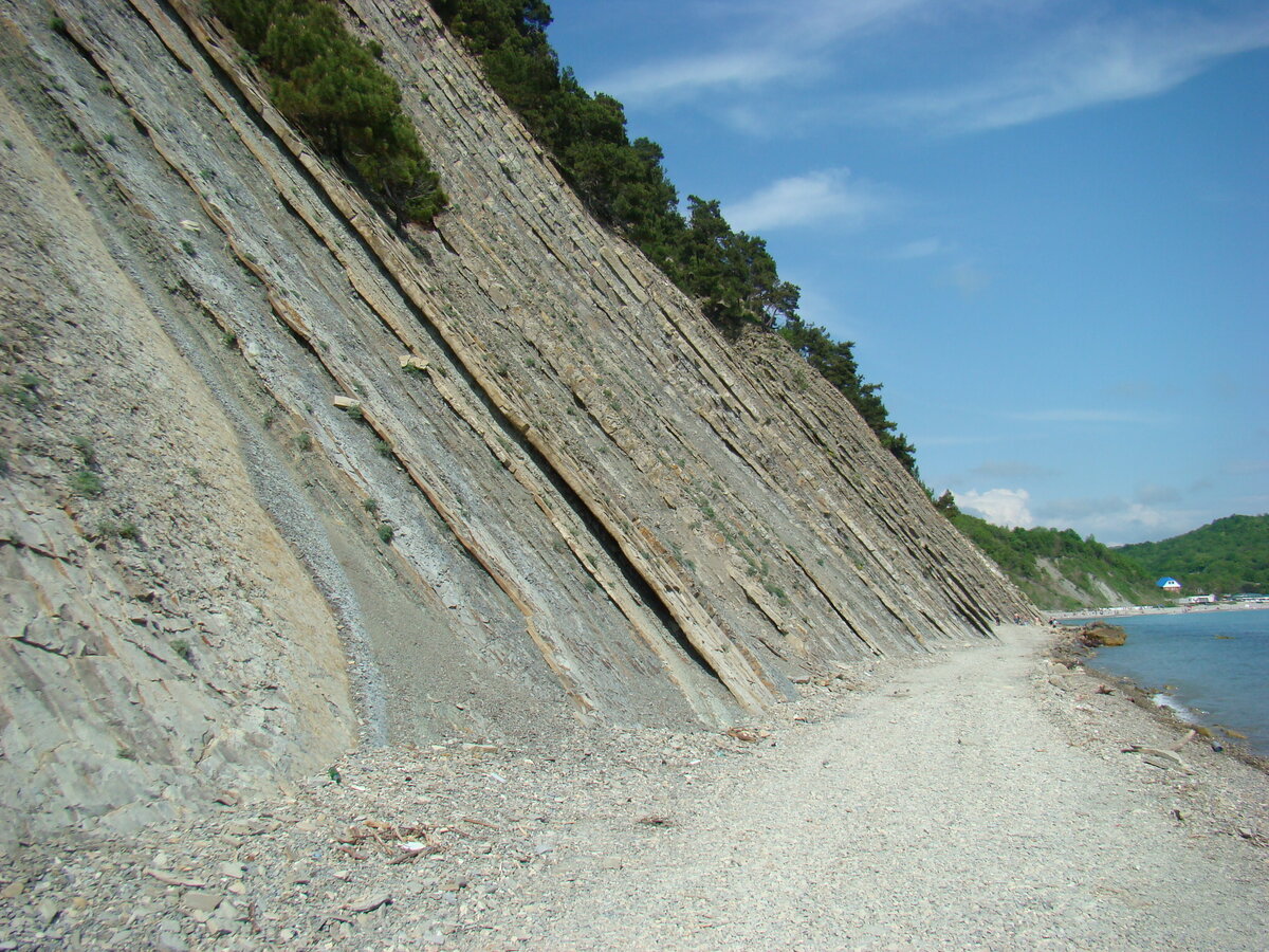 Берег моря в районе Прасковеевки, там где стоит ничейный Дворец. фото автора 