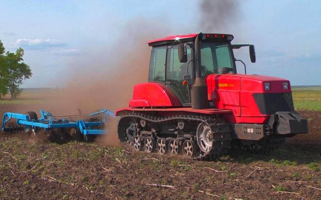 Трактор МТЗ беларус-2103 работает в поле