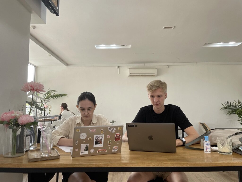 Я люблю наблюдать за разницей поколений)