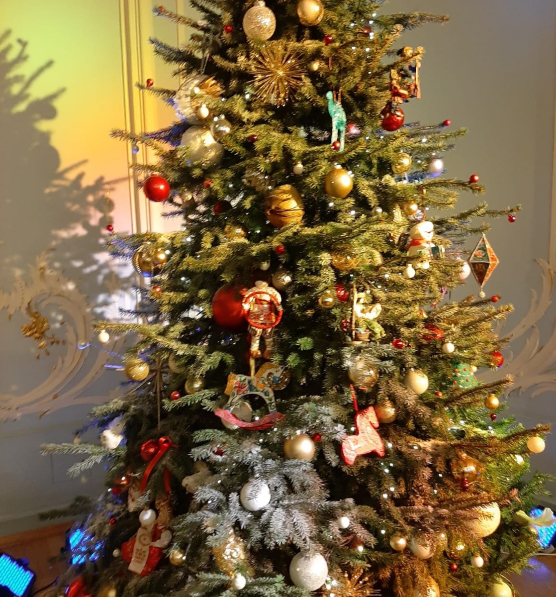 Люди наряжали ёлки, украшали дома