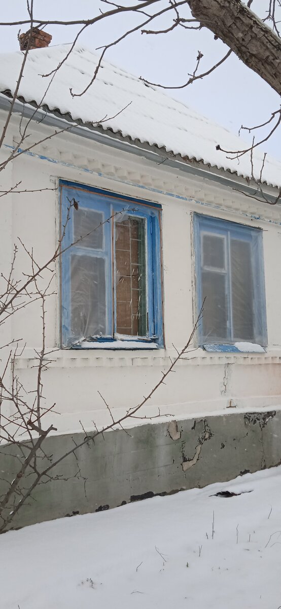 Окна сами по себе дырявые, забиты всякими тряпками. Надо ставить новые.