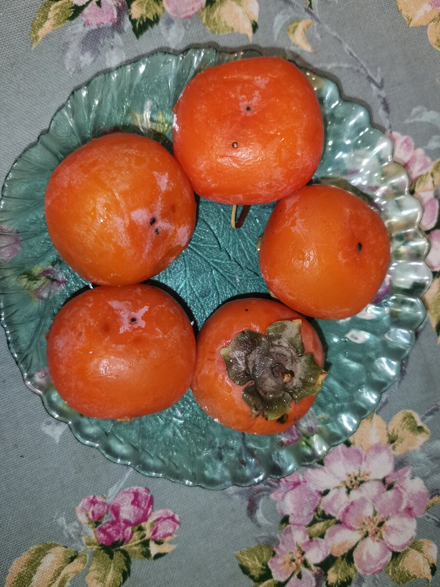 Хурма тут просто для эстетики. Любая параллель случайна. Ни одна хурма не пострадала (шутка) 