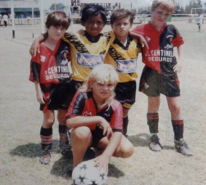 Месси в возрасте 9 лет перед матчем «Ньюэллс Олд Бойз» на Кубке дружбы в Перу, Лео крайний слева