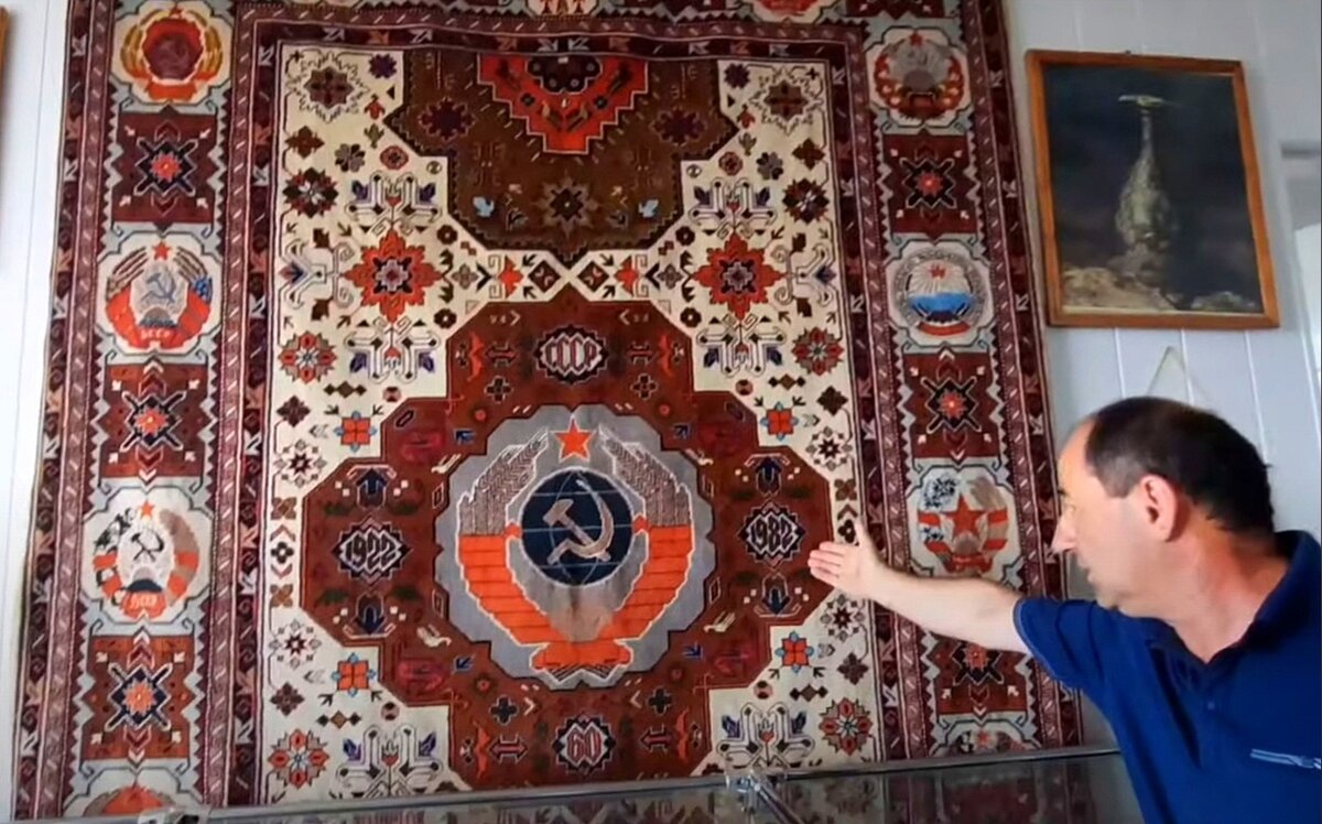 Вот такой ковер соткали к 60-ю летию СССР, сейчас он в музее.