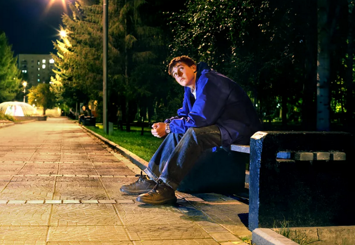 Стоит у дома твоего. Парень ждет. Жена путешественника во времени сериал 2022. Стоит у дома твоего. Стоит у дома твоего.