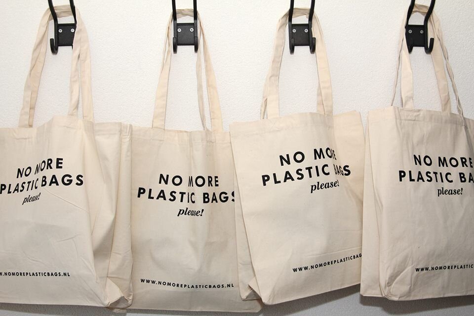 Сумка one less Plastic Bag. Необычные и креативные полиэтиленовый пакет. Шоппер i'm not a Plastic Bag. Сумка pleasing. Dont buy
